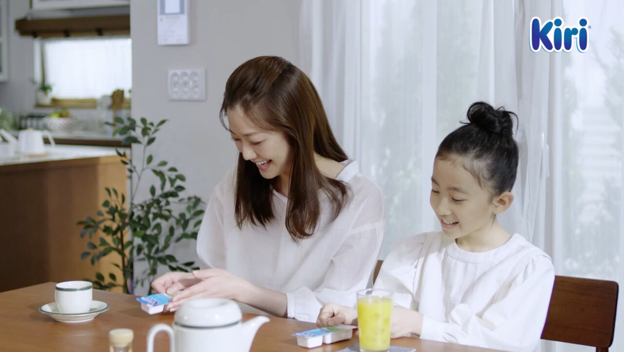 Kiri キリ チーズ＆スティック CM「毎日にシンプルなしあわせを篇」 村田結衣 むらたゆいちゃん 9才・小学4年生 喜多よしかさん ...