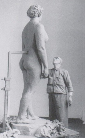 キャプション「中西アトリエにて 「乙女の像」制作風景」②