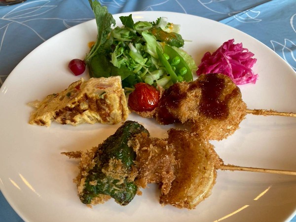 串カツ、オムレツ、サラダ