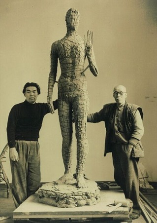 キャプション「中西アトリエにて 「乙女の像」制作風景」①