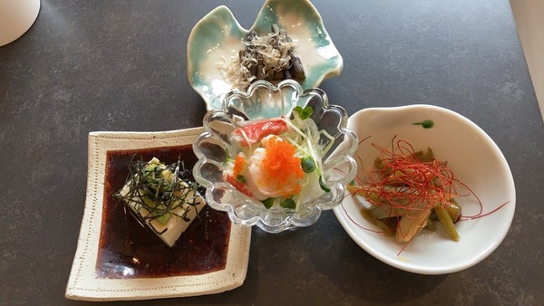 葉わさび奴・蕨のお浸し・サクの煮物・新玉ねぎシーフードサラダ