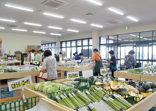 産直にはアスパラやズッキーニ、トマトなどの新鮮な野菜がずらり