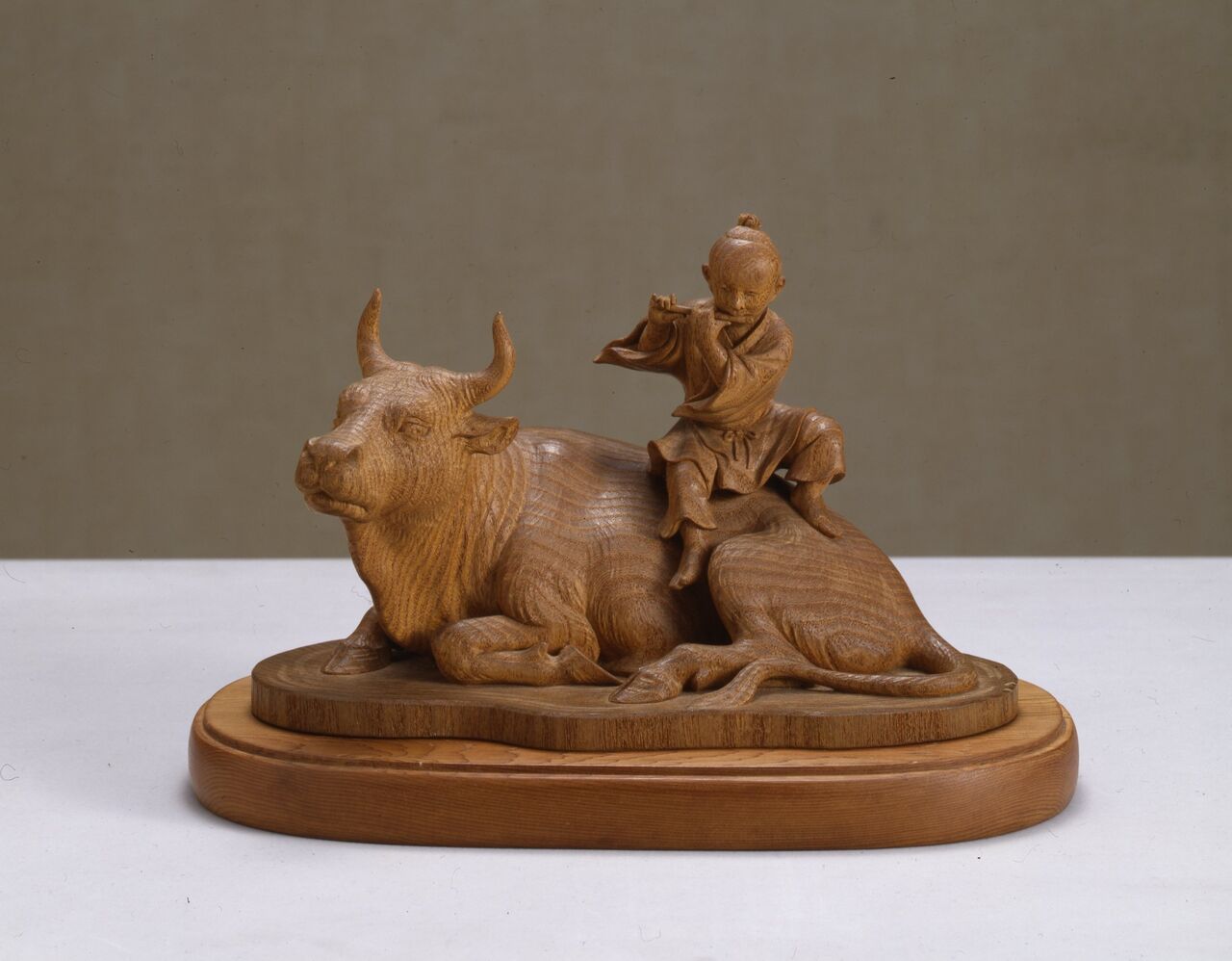 高村光雲作 牛 座牛 置物 共箱 洋銀　重901.5g 骨董 EF21-10 高村光雲作 洋銀 座牛 像 882g 保証書 洋銀刻印 木箱付 動物像