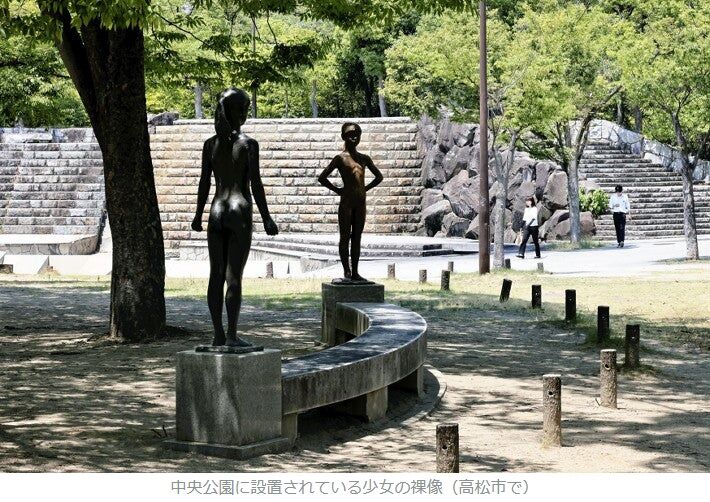 貴重な戦前の籐の籠を背負った女性の写真です。芸術写真です。露出等が完璧です。 Kitagawa Utamaro (1754-1806), Standing geisha, Edo period, early