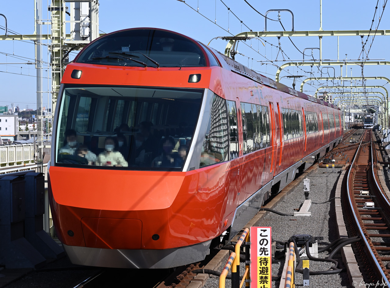 201105M-176x1280 B