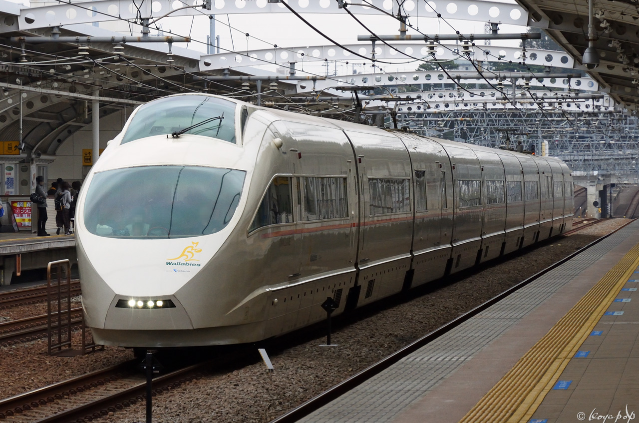 191103R-239x1280喜多見駅 AA 191213の前