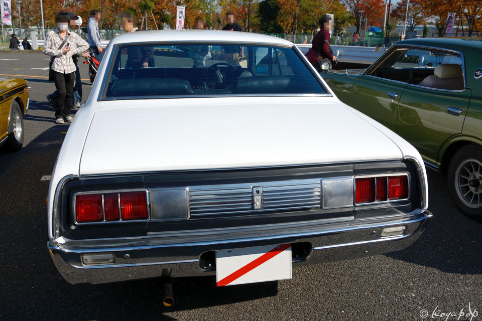 Nissan gloria салон