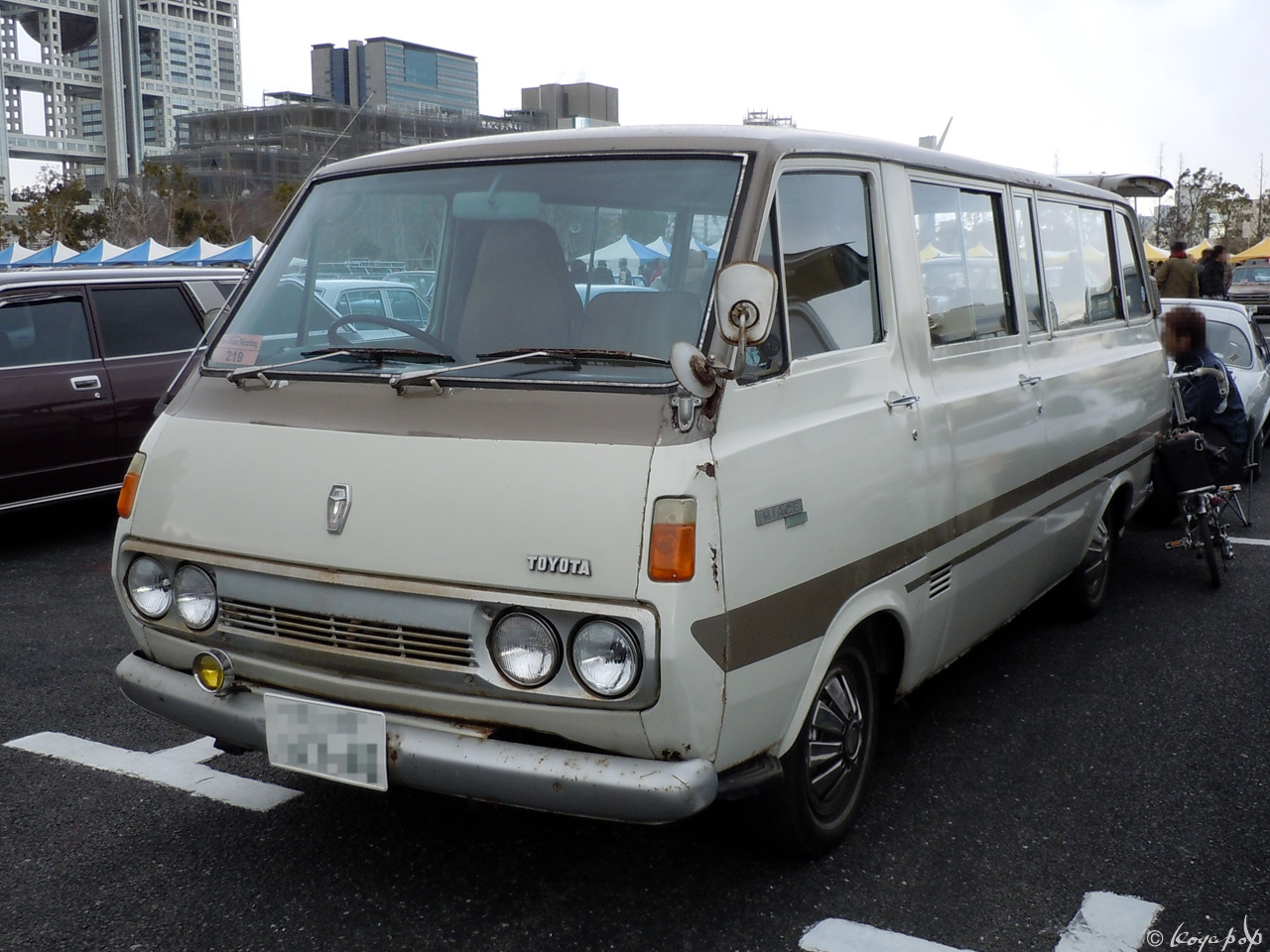 11 toyota hiace 110130-030x1280
