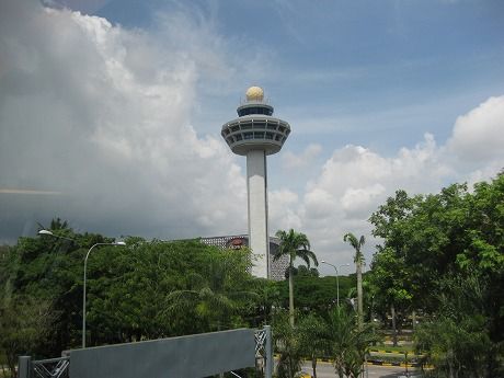 シンガポール、チャンギ国際空港に到着