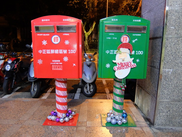 東南アジアあるある。クリスマスはとっくに終わってるのに飾りっぱなし。赤と緑のポストは元々この色