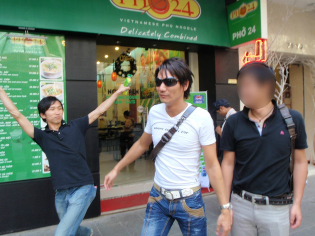 フォー専門店前で「フォー!」を全力披露するも原口社長にスルーされる加藤氏