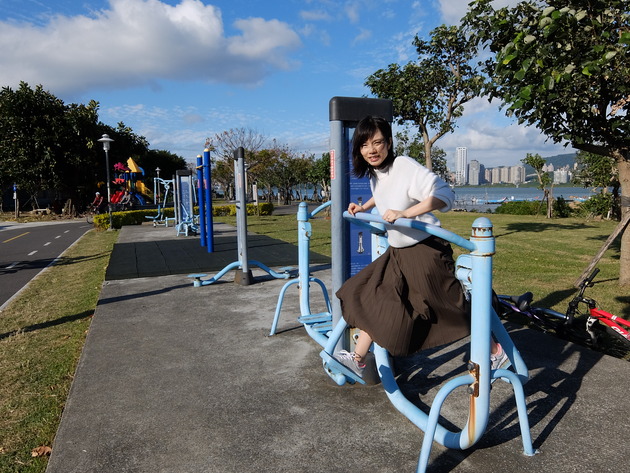 公園の健康器具で遊んだり、