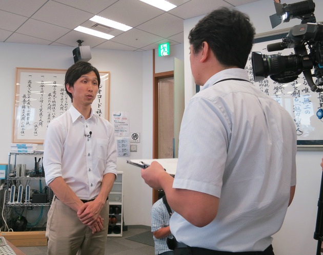 初のテレビ取材&予期せぬトラブルに目がイッちゃってる加藤氏