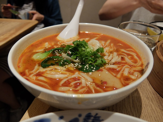 三鮮麻辣湯麺(蝦、ほたて、あわび入りピリ辛ラーメン)　78香港ドル（1100円くらい）