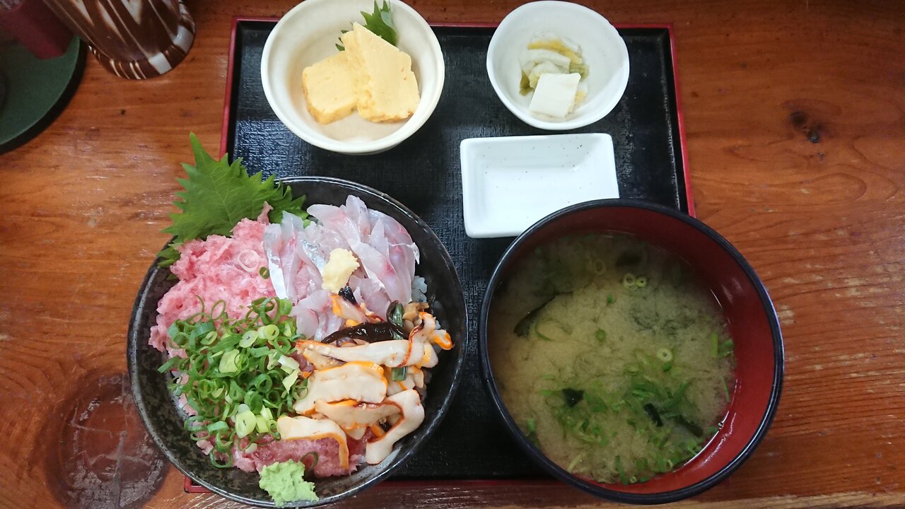 漁師のおかず 海老や ねぎとろ あじ 味付けいか3色丼 かえる通信 山口 静岡食べ歩き日誌