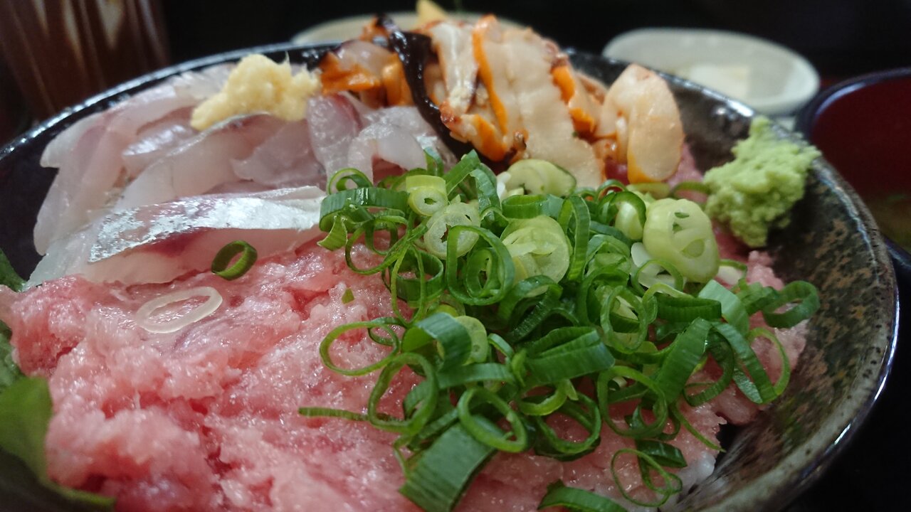 漁師のおかず 海老や ねぎとろ あじ 味付けいか3色丼 かえる通信 山口 静岡食べ歩き日誌