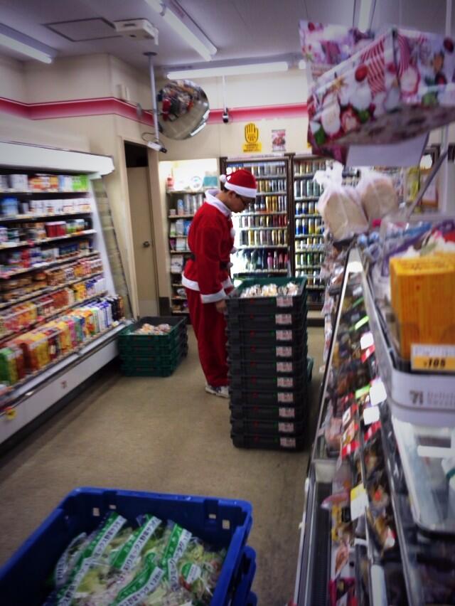 セブンイレブン行ったらキモオタ風の店員がサンタの格好でレジ打ちしててワロタｗｗｗｗｗｗｗ これマ S ﾟ ﾟ ﾟ ﾟ