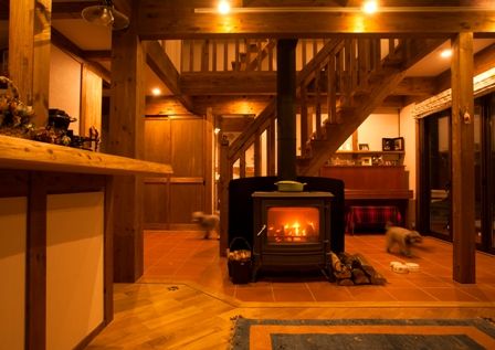 32太田邸リビング夜犬