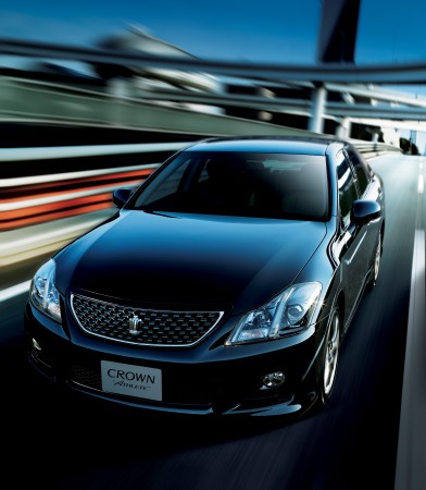 3 2008年発売の 第13代目のクラウン s200系 ロイヤルサルーン と アスリート の2シリーズ バンパー マフラーが一体化した構造になり リアエンブレムの配置が逆に トミカ 32 トヨタ クラウン ミニカー 6 いつかはクラウン 3 2008年発売の 第13代目のクラウン s200系 ロイヤルサルーン と アスリート の2シリーズ バンパー マフラーが一体化した構造になり リアエンブレムの配置が逆に トミカ 32 トヨタ クラウン ミニカー 6 いつかはクラウン