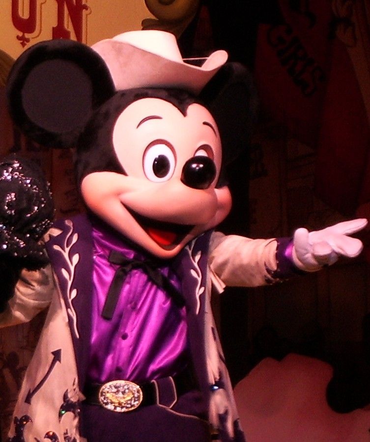 １４ マユ毛のあるミッキーとマユ毛のないミッキー あなたはどちらのミッキーが好きですか ８２年間のミッキーの姿の変化を追ってみる ミッキーマウスの姿の変化 テーマパーク ミュージアム