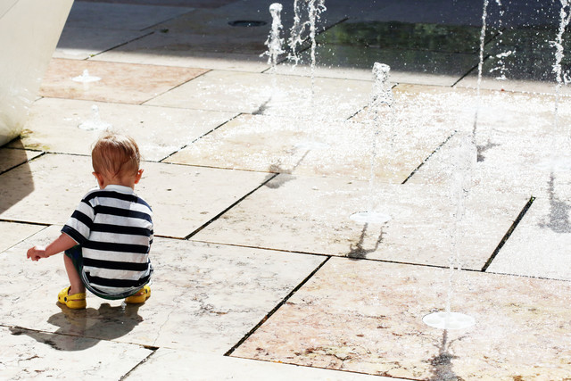 Life-of-Pix-free-stock-kid-fountain-city-LEEROY