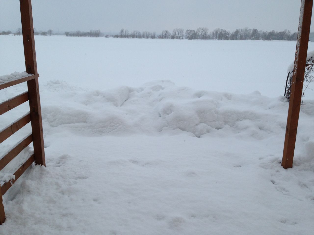 冬の北海道 ウッドデッキは雪に埋まっています 道産子サラリーマンの北海道生活を楽しむ方法 冬の北海道 ウッドデッキは雪に埋まっています 道産子サラリーマンの北海道生活を楽しむ方法