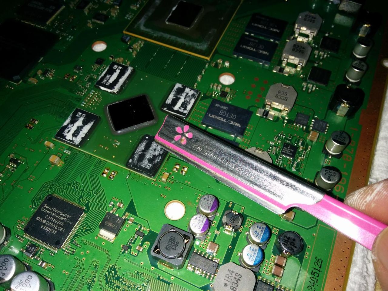 Ps3 Cechl00 80g の電源がどうにも落ちるようになってしまったので最後の手段 です 殻割 り 世の中 気持ち悪くなったものです Ps3 Cechl00 80g の電源がどうにも落ちるようになってしまったので最後の手段 です 殻割 り 世の中 気持ち悪くなったものです