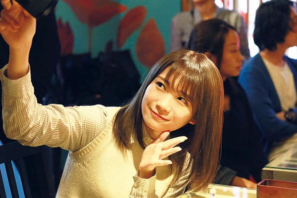 秋元真夏の頭でかいでかいいうけど一般人と並ぶと流石に小さいね 乃木坂46一押し情報を公開中 忘れずにリサーチを 秋元真夏の頭でかいでかいいうけど一般人と並ぶと流石に小さいね 乃木坂46一押し情報を公開中 忘れずにリサーチを