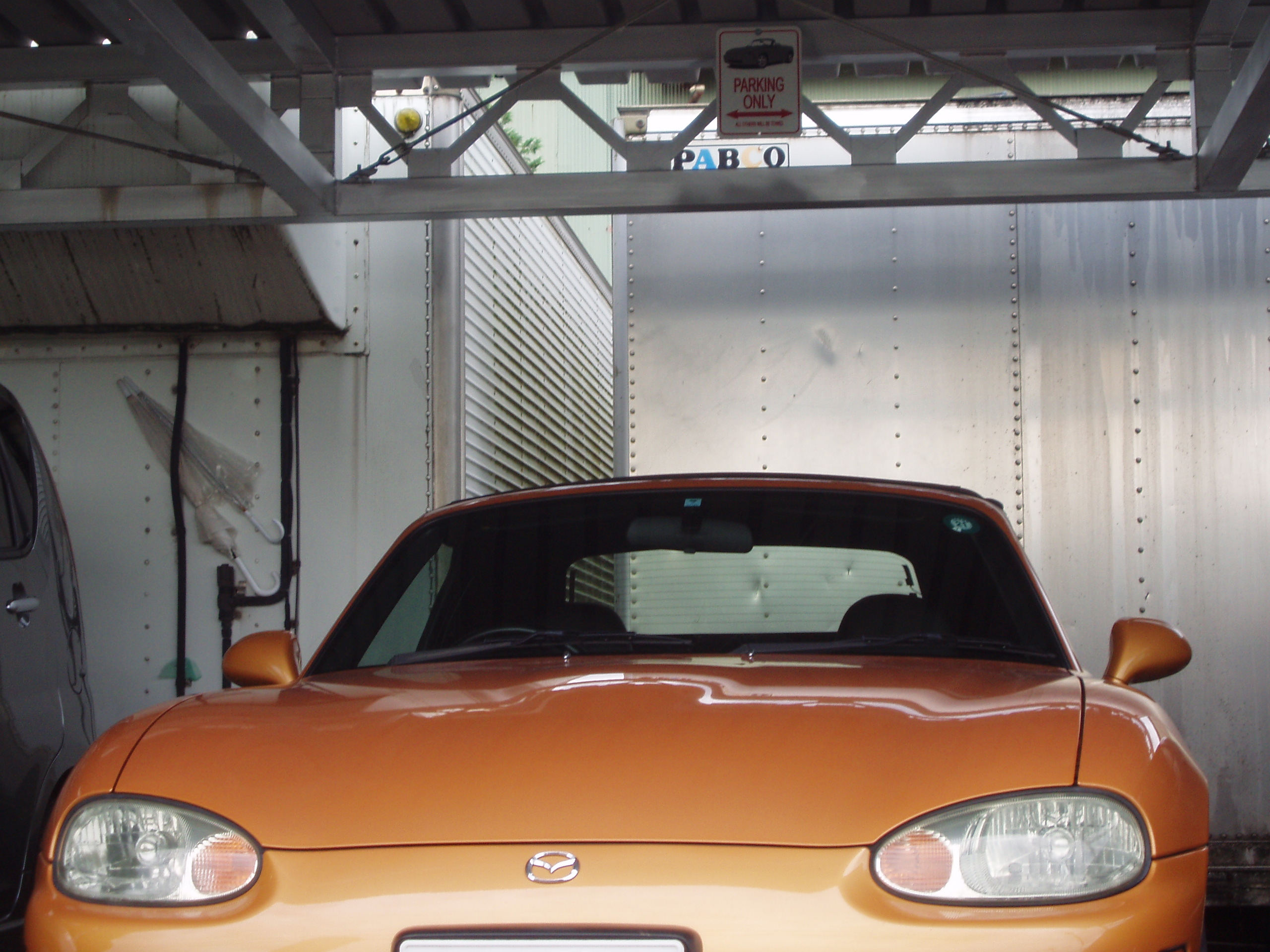 弊社の自社製 鉄骨車庫にマツダ ロードスター パーキングサインを取付