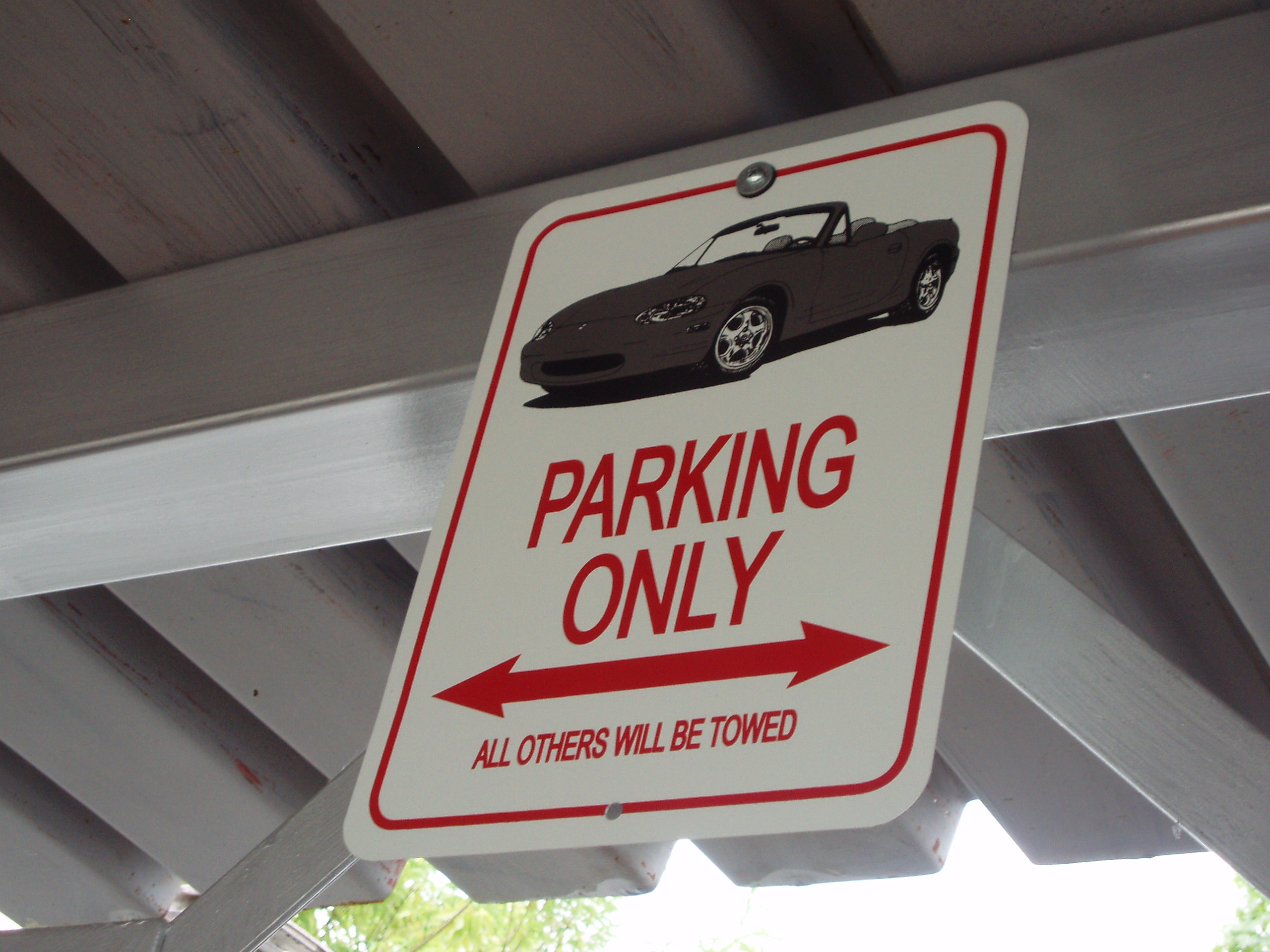 弊社の自社製 鉄骨車庫にマツダ ロードスター パーキングサインを取付