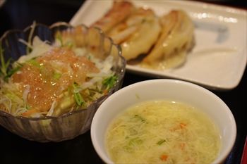 横浜大倉山にある中華料理店「餃子の福来」のセット