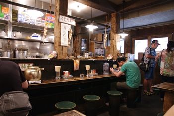 横浜センター北にあるラーテン店「くじら軒」の店内