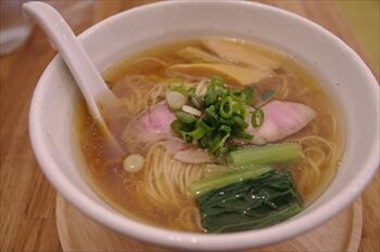 横浜大倉山にあるラーメン店「らーめんシゲトミ」のラーメン