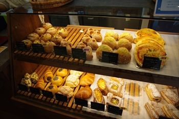 横浜阪東橋にあるパン屋「ラパン」の店内