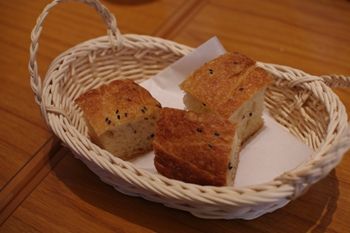 横浜関内にあるイタリアン「ピッツェリア リアナ」のフォカッチャ