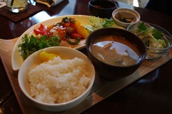 横浜西口のカフェ「カワラカフェ&ダイニング プラス」のランチ