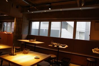 川崎武蔵小杉にあるハンバーグ専門店「ニクノカタマリ」の店内