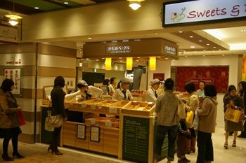 横浜東口のポルタにあるベーグルのお店「かもめベーグル」の外観