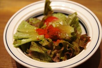 新横浜にあるステーキ専門店「ゴッチーズビーフ」のサラダ