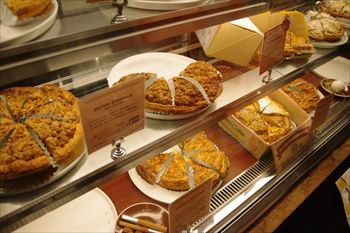 横浜元町にある「グラニースミス アップルパイ」の店内