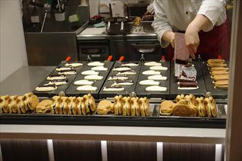 横浜みなとみらいにある「ちいかわ焼き」の店頭