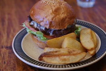 鎌倉長谷にあるカフェ「Good Mellows」のハンバーガー