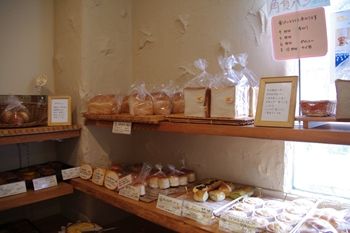 横浜中川にあるパン屋「パン工房 Juneberry」の店内