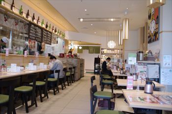 横浜桜木町にある定食屋「TSUBAKI食堂」の店内