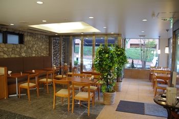 横浜あざみ野にあるカフェ「プチゾウ(Petit Zou)」の店内