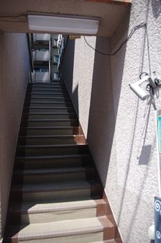 横浜元町中華街にある「ビストロイージーリビング 」の階段