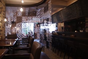 横浜石川町にあるイタリアンダイニング「オイノス」の店内