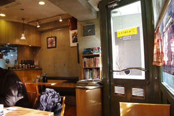 横浜野毛にあるカレーとシチューのお店「キクヤ」の店内