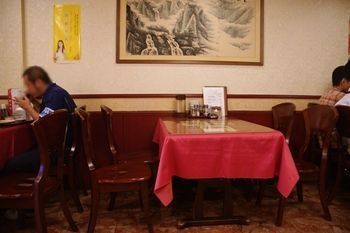 新横浜にある中華料理店「芳香園」の店内