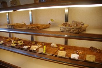横浜十日市場にあるパン屋さん「創作夢酵母 ルパン」の店内
